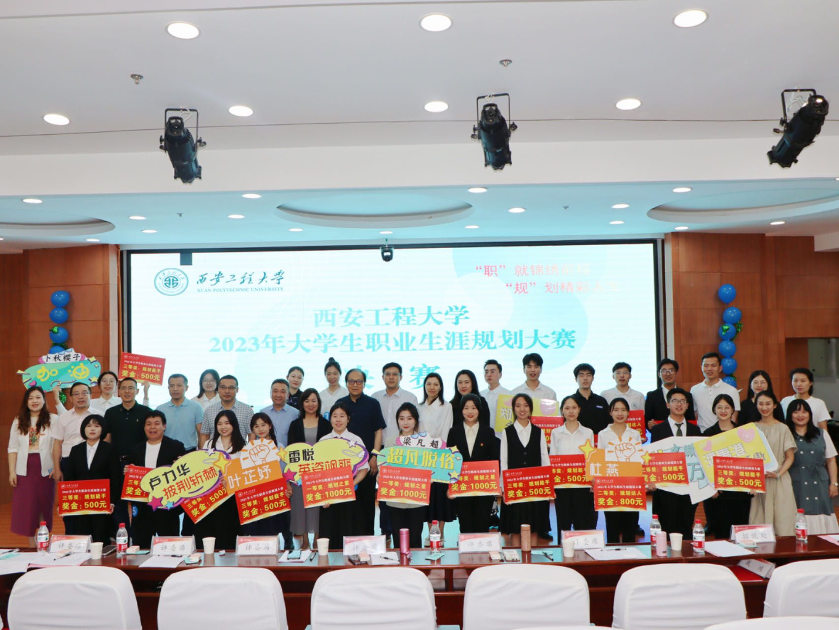 其中党员221人